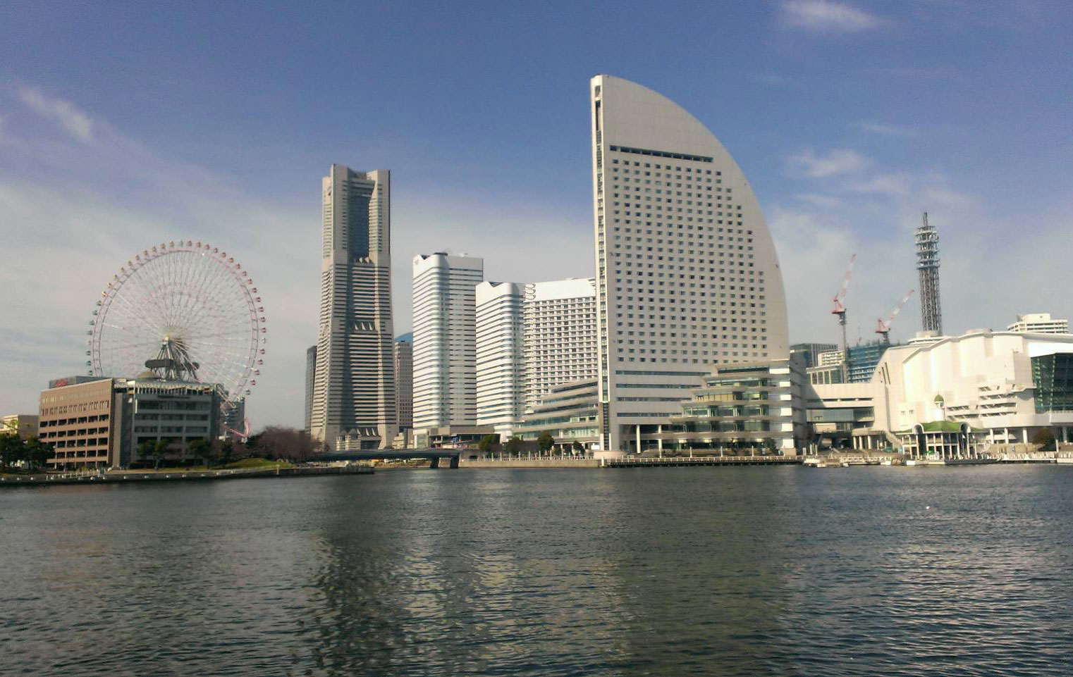 海から見た横浜港
